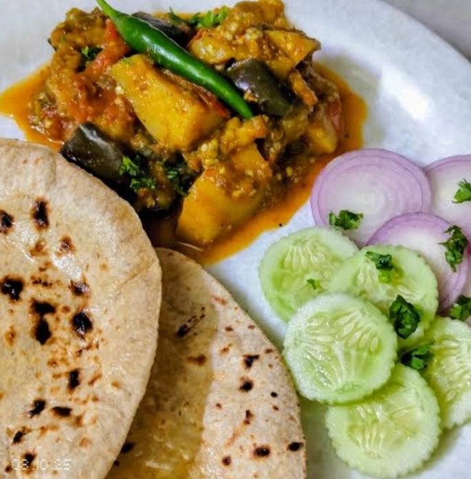 Aalu baigan | Tamatar sabzi | Chawal | 4pc Roti |